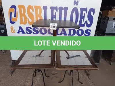 LOTE 025 - 03 MESAS DE MADEIRA COM PÉS DE FERRO, SENDO 02 COM TAMPO EM AZULEJO. (NO ESTADO, NÃO SABEMOS SE FUNCIONA. LEILÃO NÃO TEM GARANTIA E NEM DEVOLUÇÃO).