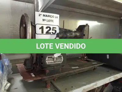 LOTE 125 - 01 MÁQUINA DE COSTURA ANTIGA. (NO ESTADO) ATENÇÃO! FAZER A VISITAÇÃO ANTES DE ARREMATAR, NÃO SABEMOS SE FUNCIONA. LEILÃO NÃO TEM GARANTIA E NEM DEVOLUÇÃO, SUJEITO A POSSÍVEIS AVARIAS VISÍVEIS/OCULTAS E/OU AUSÊNCIA DE COMPONENTES.