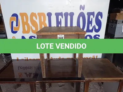 LOTE 042 - 04 MESAS DE MADEIRA MEDINDO 80CMX80CM. (NO ESTADO, NÃO SABEMOS SE FUNCIONA. LEILÃO NÃO TEM GARANTIA E NEM DEVOLUÇÃO).