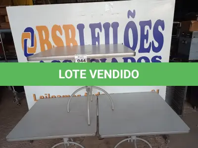 LOTE 044 - 03 MESAS COM TAMPO DE MADEIRAS E PÉS DE FERRO MEDINDO 90CMX90CM. (NO ESTADO, NÃO SABEMOS SE FUNCIONA. LEILÃO NÃO TEM GARANTIA E NEM DEVOLUÇÃO).
