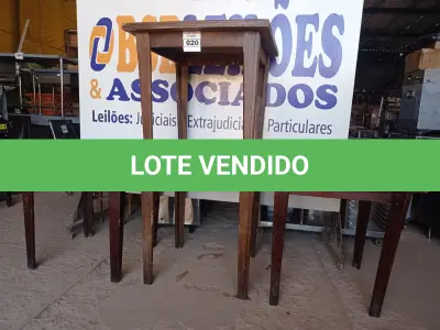LOTE 020 - 04 MESAS EM MADEIRA MEDINDO 80X80CM. (NO ESTADO, NÃO SABEMOS SE FUNCIONA. LEILÃO NÃO TEM GARANTIA E NEM DEVOLUÇÃO).