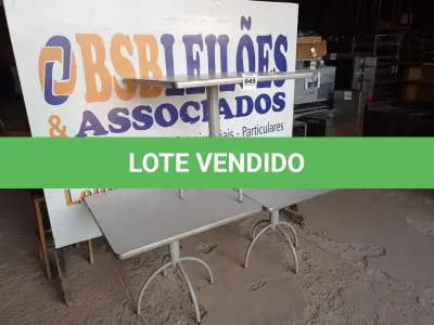 LOTE 045 - 03 MESAS COM TAMPO DE MADEIRAS E PÉS DE FERRO MEDINDO 90CMX90CM. (NO ESTADO, NÃO SABEMOS SE FUNCIONA. LEILÃO NÃO TEM GARANTIA E NEM DEVOLUÇÃO).