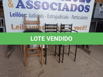 LOTE 066 - 02 CADEIRINHAS INFANTIL E 01 BANQUETA. (NO ESTADO, NÃO SABEMOS SE FUNCIONA. LEILÃO NÃO TEM GARANTIA E NEM DEVOLUÇÃO).