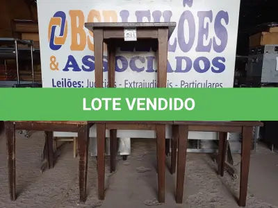 LOTE 041 - 04 MESAS DE MADEIRA MEDINDO 80CMX80CM. (NO ESTADO, NÃO SABEMOS SE FUNCIONA. LEILÃO NÃO TEM GARANTIA E NEM DEVOLUÇÃO).