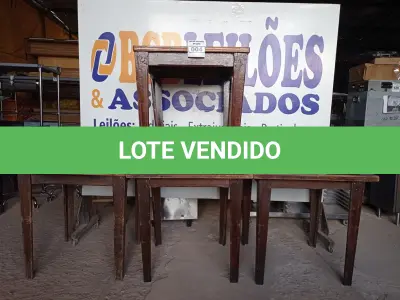 LOTE 004 - 04 MESAS EM MADEIRA MEDINDO 80X80CM. (NO ESTADO, NÃO SABEMOS SE FUNCIONA. LEILÃO NÃO TEM GARANTIA E NEM DEVOLUÇÃO).