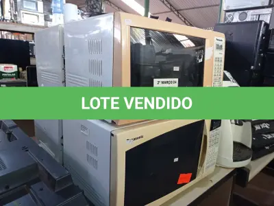LOTE 257 - 04 MICRO-ONDAS MARCAS E MODELOS DIVERSOS PARA RETIRADA DE PEÇAS. (NO ESTADO) ATENÇÃO! FAZER A VISITAÇÃO ANTES DE ARREMATAR, NÃO SABEMOS SE FUNCIONA. LEILÃO NÃO TEM GARANTIA E NEM DEVOLUÇÃO, SUJEITO A POSSÍVEIS AVARIAS VISÍVEIS/OCULTAS E/OU AUSÊNCIA DE COMPONENTES.