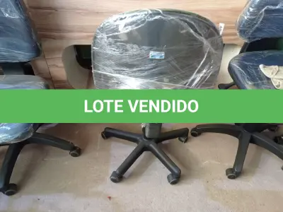 LOTE 454 - 01 CADEIRA DE ESCRITÓRIO COM BASE GIRATÓRIA. (NO ESTADO) ATENÇÃO! FAZER A VISITAÇÃO ANTES DE ARREMATAR, NÃO SABEMOS SE FUNCIONA. LEILÃO NÃO TEM GARANTIA E NEM DEVOLUÇÃO, SUJEITO A POSSÍVEIS AVARIAS VISÍVEIS/OCULTAS E/OU AUSÊNCIA DE COMPONENTES.