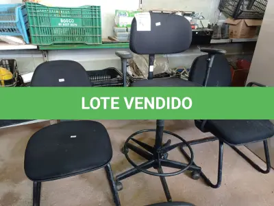 LOTE 460 - 01 CADEIRA PARA CAIXA E 02 CADEIRAS DE ESCRITÓRIO COM BASE FIXA. (NO ESTADO) ATENÇÃO! FAZER A VISITAÇÃO ANTES DE ARREMATAR, NÃO SABEMOS SE FUNCIONA. LEILÃO NÃO TEM GARANTIA E NEM DEVOLUÇÃO, SUJEITO A POSSÍVEIS AVARIAS VISÍVEIS/OCULTAS E/OU AUSÊNCIA DE COMPONENTES.