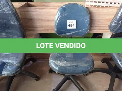 LOTE 454 - 01 CADEIRA DE ESCRITÓRIO COM BASE GIRATÓRIA. (NO ESTADO) ATENÇÃO! FAZER A VISITAÇÃO ANTES DE ARREMATAR, NÃO SABEMOS SE FUNCIONA. LEILÃO NÃO TEM GARANTIA E NEM DEVOLUÇÃO, SUJEITO A POSSÍVEIS AVARIAS VISÍVEIS/OCULTAS E/OU AUSÊNCIA DE COMPONENTES.
