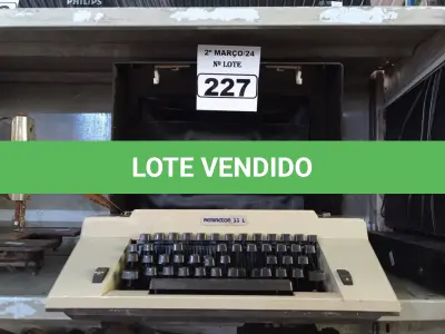 LOTE 227 - 01 MÁQUINA DE ESCREVER REMINETON 55L. (NO ESTADO) ATENÇÃO! FAZER A VISITAÇÃO ANTES DE ARREMATAR, NÃO SABEMOS SE FUNCIONA. LEILÃO NÃO TEM GARANTIA E NEM DEVOLUÇÃO, SUJEITO A POSSÍVEIS AVARIAS VISÍVEIS/OCULTAS E/OU AUSÊNCIA DE COMPONENTES.
