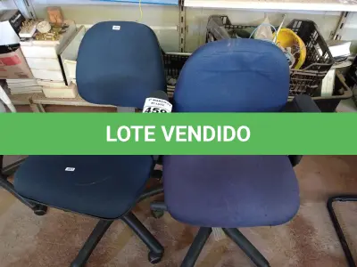 LOTE 459 - 02 CADEIRAS DE ESCRITÓRIO COM BASES GIRATÓRIAS. (NO ESTADO) ATENÇÃO! FAZER A VISITAÇÃO ANTES DE ARREMATAR, NÃO SABEMOS SE FUNCIONA. LEILÃO NÃO TEM GARANTIA E NEM DEVOLUÇÃO, SUJEITO A POSSÍVEIS AVARIAS VISÍVEIS/OCULTAS E/OU AUSÊNCIA DE COMPONENTES.