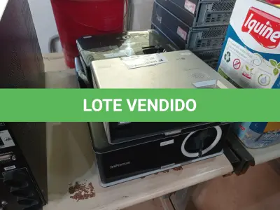 LOTE 332 - 04 PROJETORES MULTIMIDIA MARCAS E MODELOS DIVERSOS PARA RETIRADA DE PEÇAS. (NO ESTADO) ATENÇÃO! FAZER A VISITAÇÃO ANTES DE ARREMATAR, NÃO SABEMOS SE FUNCIONA. LEILÃO NÃO TEM GARANTIA E NEM DEVOLUÇÃO, SUJEITO A POSSÍVEIS AVARIAS VISÍVEIS/OCULTAS E/OU AUSÊNCIA DE COMPONENTES.
