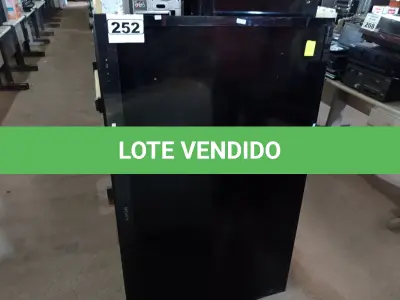 LOTE 252 - 01 TV SONY 55” POL PARA RETIRADA DE PEÇAS. (NO ESTADO) ATENÇÃO! FAZER A VISITAÇÃO ANTES DE ARREMATAR, NÃO SABEMOS SE FUNCIONA. LEILÃO NÃO TEM GARANTIA E NEM DEVOLUÇÃO, SUJEITO A POSSÍVEIS AVARIAS VISÍVEIS/OCULTAS E/OU AUSÊNCIA DE COMPONENTES.