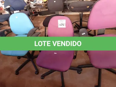 LOTE 476 - 03 CADEIRAS DE ESCRITÓRIO COM BASE GIRATÓRIA. (NO ESTADO) ATENÇÃO! FAZER A VISITAÇÃO ANTES DE ARREMATAR, NÃO SABEMOS SE FUNCIONA. LEILÃO NÃO TEM GARANTIA E NEM DEVOLUÇÃO, SUJEITO A POSSÍVEIS AVARIAS VISÍVEIS/OCULTAS E/OU AUSÊNCIA DE COMPONENTES.