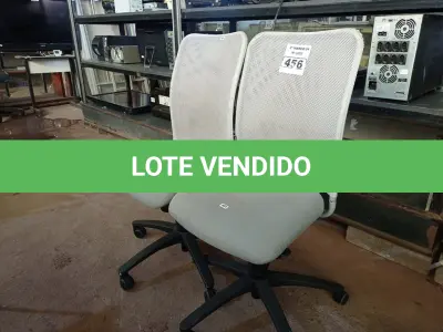 LOTE 456 - 02 CADEIRAS DE ESCRITÓRIO COM BASES GIRATÓRIAS. (NO ESTADO) ATENÇÃO! FAZER A VISITAÇÃO ANTES DE ARREMATAR, NÃO SABEMOS SE FUNCIONA. LEILÃO NÃO TEM GARANTIA E NEM DEVOLUÇÃO, SUJEITO A POSSÍVEIS AVARIAS VISÍVEIS/OCULTAS E/OU AUSÊNCIA DE COMPONENTES.