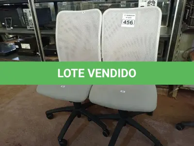 LOTE 456 - 02 CADEIRAS DE ESCRITÓRIO COM BASES GIRATÓRIAS. (NO ESTADO) ATENÇÃO! FAZER A VISITAÇÃO ANTES DE ARREMATAR, NÃO SABEMOS SE FUNCIONA. LEILÃO NÃO TEM GARANTIA E NEM DEVOLUÇÃO, SUJEITO A POSSÍVEIS AVARIAS VISÍVEIS/OCULTAS E/OU AUSÊNCIA DE COMPONENTES.