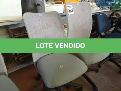 LOTE 458 - 02 CADEIRAS DE ESCRITÓRIO COM BASES GIRATÓRIAS. (NO ESTADO) ATENÇÃO! FAZER A VISITAÇÃO ANTES DE ARREMATAR, NÃO SABEMOS SE FUNCIONA. LEILÃO NÃO TEM GARANTIA E NEM DEVOLUÇÃO, SUJEITO A POSSÍVEIS AVARIAS VISÍVEIS/OCULTAS E/OU AUSÊNCIA DE COMPONENTES.