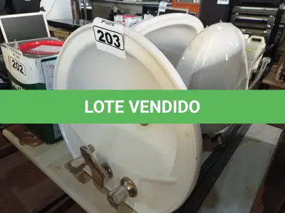 LOTE 203 - 03 CUBAS PARA LAVATÓRIO COM TORNEIRAS DE METAL COM ACIONAMENTO DUPLO. (NO ESTADO) ATENÇÃO! FAZER A VISITAÇÃO ANTES DE ARREMATAR, NÃO SABEMOS SE FUNCIONA. LEILÃO NÃO TEM GARANTIA E NEM DEVOLUÇÃO, SUJEITO A POSSÍVEIS AVARIAS VISÍVEIS/OCULTAS E/OU AUSÊNCIA DE COMPONENTES.