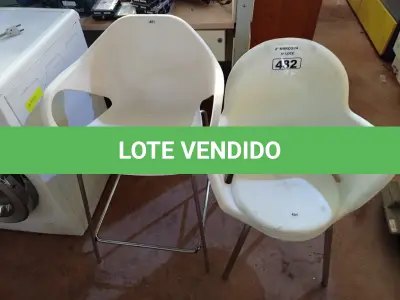 LOTE 482 - 02 CADEIRAS COM BASE CROMADA. (NO ESTADO) ATENÇÃO! FAZER A VISITAÇÃO ANTES DE ARREMATAR, NÃO SABEMOS SE FUNCIONA. LEILÃO NÃO TEM GARANTIA E NEM DEVOLUÇÃO, SUJEITO A POSSÍVEIS AVARIAS VISÍVEIS/OCULTAS E/OU AUSÊNCIA DE COMPONENTES.