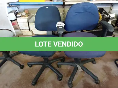 LOTE 459 - 02 CADEIRAS DE ESCRITÓRIO COM BASES GIRATÓRIAS. (NO ESTADO) ATENÇÃO! FAZER A VISITAÇÃO ANTES DE ARREMATAR, NÃO SABEMOS SE FUNCIONA. LEILÃO NÃO TEM GARANTIA E NEM DEVOLUÇÃO, SUJEITO A POSSÍVEIS AVARIAS VISÍVEIS/OCULTAS E/OU AUSÊNCIA DE COMPONENTES.