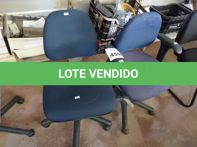 LOTE 459 - 02 CADEIRAS DE ESCRITÓRIO COM BASES GIRATÓRIAS. (NO ESTADO) ATENÇÃO! FAZER A VISITAÇÃO ANTES DE ARREMATAR, NÃO SABEMOS SE FUNCIONA. LEILÃO NÃO TEM GARANTIA E NEM DEVOLUÇÃO, SUJEITO A POSSÍVEIS AVARIAS VISÍVEIS/OCULTAS E/OU AUSÊNCIA DE COMPONENTES.