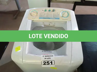 LOTE 251 - 01 MÁQUINA DE LAVAR ROUPAS MARCA ELECTROLUX 7.5KG 220V. (NO ESTADO) ATENÇÃO! FAZER A VISITAÇÃO ANTES DE ARREMATAR, NÃO SABEMOS SE FUNCIONA. LEILÃO NÃO TEM GARANTIA E NEM DEVOLUÇÃO, SUJEITO A POSSÍVEIS AVARIAS VISÍVEIS/OCULTAS E/OU AUSÊNCIA DE COMPONENTES.