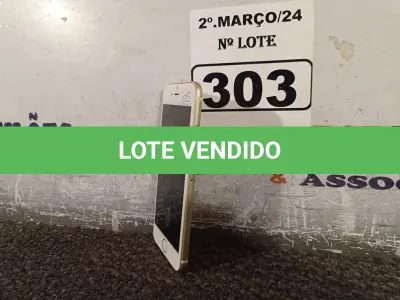 LOTE 303 - 01 CELULAR IPHONE PARA RETIRADA DE PEÇAS. (NO ESTADO) ATENÇÃO! FAZER A VISITAÇÃO ANTES DE ARREMATAR, NÃO SABEMOS SE FUNCIONA. LEILÃO NÃO TEM GARANTIA E NEM DEVOLUÇÃO, SUJEITO A POSSÍVEIS AVARIAS VISÍVEIS/OCULTAS E/OU AUSÊNCIA DE COMPONENTES.