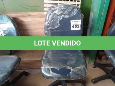 LOTE 453 - 01 CADEIRA DE ESCRITÓRIO COM BASE GIRATÓRIA. (NO ESTADO) ATENÇÃO! FAZER A VISITAÇÃO ANTES DE ARREMATAR, NÃO SABEMOS SE FUNCIONA. LEILÃO NÃO TEM GARANTIA E NEM DEVOLUÇÃO, SUJEITO A POSSÍVEIS AVARIAS VISÍVEIS/OCULTAS E/OU AUSÊNCIA DE COMPONENTES.