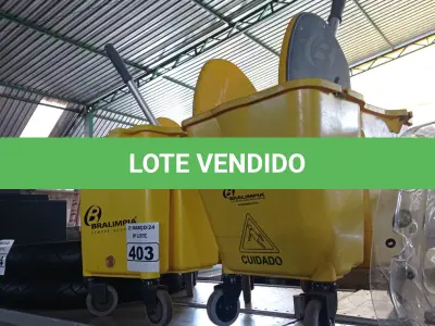 LOTE 403 - 02 CARRINHOS DE LIMPEZA. (NO ESTADO) ATENÇÃO! FAZER A VISITAÇÃO ANTES DE ARREMATAR, NÃO SABEMOS SE FUNCIONA. LEILÃO NÃO TEM GARANTIA E NEM DEVOLUÇÃO, SUJEITO A POSSÍVEIS AVARIAS VISÍVEIS/OCULTAS E/OU AUSÊNCIA DE COMPONENTES.