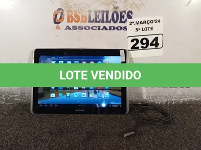 LOTE 294 - 01 TABLET SAMSUNG TAB2 TELA 10.1” COM CABO. (NO ESTADO) ATENÇÃO! FAZER A VISITAÇÃO ANTES DE ARREMATAR, NÃO SABEMOS SE FUNCIONA. LEILÃO NÃO TEM GARANTIA E NEM DEVOLUÇÃO, SUJEITO A POSSÍVEIS AVARIAS VISÍVEIS/OCULTAS E/OU AUSÊNCIA DE COMPONENTES.