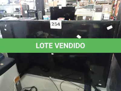 LOTE 254 - 01 TV SAMSUNG 48” POL PARA RETIRADA DE PEÇAS. (NO ESTADO) ATENÇÃO! FAZER A VISITAÇÃO ANTES DE ARREMATAR, NÃO SABEMOS SE FUNCIONA. LEILÃO NÃO TEM GARANTIA E NEM DEVOLUÇÃO, SUJEITO A POSSÍVEIS AVARIAS VISÍVEIS/OCULTAS E/OU AUSÊNCIA DE COMPONENTES.