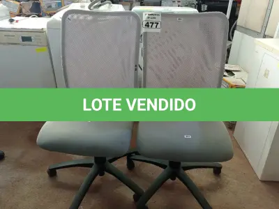 LOTE 477 - 02 CADEIRAS DE ESCRITÓRIO COM BASES GIRATÓRIAS. (NO ESTADO) ATENÇÃO! FAZER A VISITAÇÃO ANTES DE ARREMATAR, NÃO SABEMOS SE FUNCIONA. LEILÃO NÃO TEM GARANTIA E NEM DEVOLUÇÃO, SUJEITO A POSSÍVEIS AVARIAS VISÍVEIS/OCULTAS E/OU AUSÊNCIA DE COMPONENTES.
