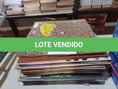 LOTE 261 - 01 LOTE COM VÁRIOS DISCOS DE VINIL. (NO ESTADO) ATENÇÃO! FAZER A VISITAÇÃO ANTES DE ARREMATAR, NÃO SABEMOS SE FUNCIONA. LEILÃO NÃO TEM GARANTIA E NEM DEVOLUÇÃO, SUJEITO A POSSÍVEIS AVARIAS VISÍVEIS/OCULTAS E/OU AUSÊNCIA DE COMPONENTES.