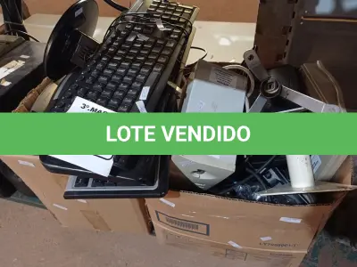 LOTE 131 - 01 LOTE COM PERIFÉRICOS DIVERSOS. (NO ESTADO) ATENÇÃO! FAZER A VISITAÇÃO ANTES DE ARREMATAR, NÃO SABEMOS SE FUNCIONA. LEILÃO NÃO TEM GARANTIA E NEM DEVOLUÇÃO, SUJEITO A POSSÍVEIS AVARIAS VISÍVEIS/OCULTAS E/OU AUSÊNCIA DE COMPONENTES.