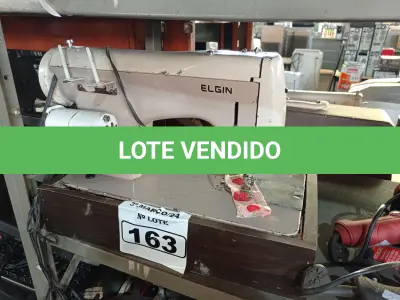 LOTE 163 - 01 MÁQUINA DE COSTURA MARCA ELGIN. (NO ESTADO) ATENÇÃO! FAZER A VISITAÇÃO ANTES DE ARREMATAR, NÃO SABEMOS SE FUNCIONA. LEILÃO NÃO TEM GARANTIA E NEM DEVOLUÇÃO, SUJEITO A POSSÍVEIS AVARIAS VISÍVEIS/OCULTAS E/OU AUSÊNCIA DE COMPONENTES.