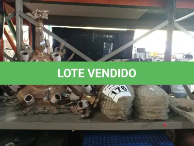 LOTE 176 - 03 LUSTRES EM METAL. (NO ESTADO) ATENÇÃO! FAZER A VISITAÇÃO ANTES DE ARREMATAR, NÃO SABEMOS SE FUNCIONA. LEILÃO NÃO TEM GARANTIA E NEM DEVOLUÇÃO, SUJEITO A POSSÍVEIS AVARIAS VISÍVEIS/OCULTAS E/OU AUSÊNCIA DE COMPONENTES.