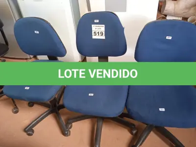 LOTE 519 - 03 CADEIRAS DE ESCRITÓRIO COM BASE GIRATÓRIA. (NO ESTADO) ATENÇÃO! FAZER A VISITAÇÃO ANTES DE ARREMATAR, NÃO SABEMOS SE FUNCIONA. LEILÃO NÃO TEM GARANTIA E NEM DEVOLUÇÃO, SUJEITO A POSSÍVEIS AVARIAS VISÍVEIS/OCULTAS E/OU AUSÊNCIA DE COMPONENTES.