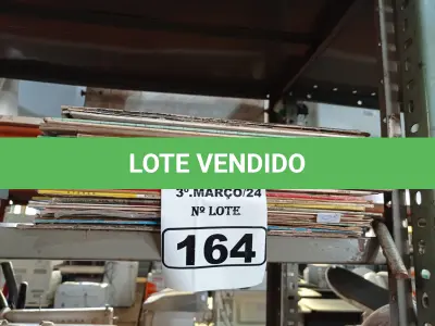 LOTE 164 - 01 LOTE COM VÁRIOS DISCOS DE VINIL. (NO ESTADO) ATENÇÃO! FAZER A VISITAÇÃO ANTES DE ARREMATAR, NÃO SABEMOS SE FUNCIONA. LEILÃO NÃO TEM GARANTIA E NEM DEVOLUÇÃO, SUJEITO A POSSÍVEIS AVARIAS VISÍVEIS/OCULTAS E/OU AUSÊNCIA DE COMPONENTES.