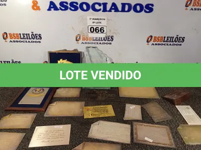 LOTE 066 - 01 LOTE COM VÁRIAS PLACAS COMEMORATIVAS. (NO ESTADO) ATENÇÃO! FAZER A VISITAÇÃO ANTES DE ARREMATAR, NÃO SABEMOS SE FUNCIONA. LEILÃO NÃO TEM GARANTIA E NEM DEVOLUÇÃO, SUJEITO A POSSÍVEIS AVARIAS VISÍVEIS/OCULTAS E/OU AUSÊNCIA DE COMPONENTES.