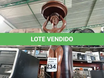 LOTE 234 - 01 VASO DE BARRO E 01 ESCULTURA EM MADEIRA. (NO ESTADO) ATENÇÃO! FAZER A VISITAÇÃO ANTES DE ARREMATAR, NÃO SABEMOS SE FUNCIONA. LEILÃO NÃO TEM GARANTIA E NEM DEVOLUÇÃO, SUJEITO A POSSÍVEIS AVARIAS VISÍVEIS/OCULTAS E/OU AUSÊNCIA DE COMPONENTES.