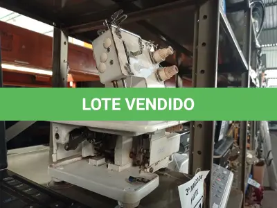 LOTE 188 - 01 MÁQUINA DE COSTURA COM MOTOR. (NO ESTADO) ATENÇÃO! FAZER A VISITAÇÃO ANTES DE ARREMATAR, NÃO SABEMOS SE FUNCIONA. LEILÃO NÃO TEM GARANTIA E NEM DEVOLUÇÃO, SUJEITO A POSSÍVEIS AVARIAS VISÍVEIS/OCULTAS E/OU AUSÊNCIA DE COMPONENTES.