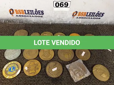 LOTE 069 - 01 LOTE COM VÁRIAS MEDALHAS COMEMORATIVAS DIVERSAS. (NO ESTADO) ATENÇÃO! FAZER A VISITAÇÃO ANTES DE ARREMATAR, NÃO SABEMOS SE FUNCIONA. LEILÃO NÃO TEM GARANTIA E NEM DEVOLUÇÃO, SUJEITO A POSSÍVEIS AVARIAS VISÍVEIS/OCULTAS E/OU AUSÊNCIA DE COMPONENTES.