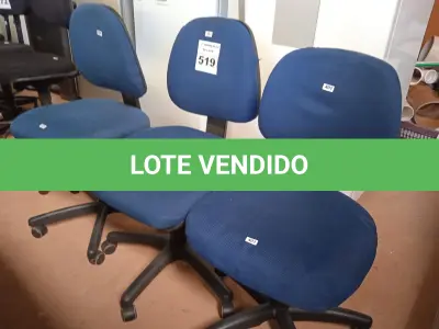 LOTE 519 - 03 CADEIRAS DE ESCRITÓRIO COM BASE GIRATÓRIA. (NO ESTADO) ATENÇÃO! FAZER A VISITAÇÃO ANTES DE ARREMATAR, NÃO SABEMOS SE FUNCIONA. LEILÃO NÃO TEM GARANTIA E NEM DEVOLUÇÃO, SUJEITO A POSSÍVEIS AVARIAS VISÍVEIS/OCULTAS E/OU AUSÊNCIA DE COMPONENTES.