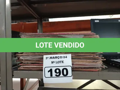 LOTE 190 - 01 LOTE COM VÁRIOS DISCOS DE VINIL. (NO ESTADO) ATENÇÃO! FAZER A VISITAÇÃO ANTES DE ARREMATAR, NÃO SABEMOS SE FUNCIONA. LEILÃO NÃO TEM GARANTIA E NEM DEVOLUÇÃO, SUJEITO A POSSÍVEIS AVARIAS VISÍVEIS/OCULTAS E/OU AUSÊNCIA DE COMPONENTES.