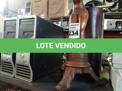 LOTE 234 - 01 VASO DE BARRO E 01 ESCULTURA EM MADEIRA. (NO ESTADO) ATENÇÃO! FAZER A VISITAÇÃO ANTES DE ARREMATAR, NÃO SABEMOS SE FUNCIONA. LEILÃO NÃO TEM GARANTIA E NEM DEVOLUÇÃO, SUJEITO A POSSÍVEIS AVARIAS VISÍVEIS/OCULTAS E/OU AUSÊNCIA DE COMPONENTES.