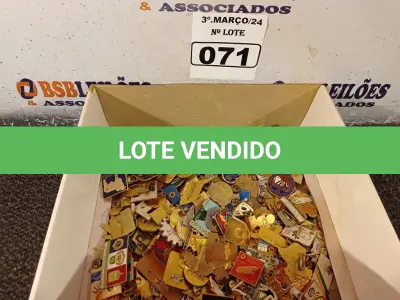 LOTE 071 - 01 LOTE COM VÁRIOS BROCHES EM METAL DIVERSOS. (NO ESTADO) ATENÇÃO! FAZER A VISITAÇÃO ANTES DE ARREMATAR, NÃO SABEMOS SE FUNCIONA. LEILÃO NÃO TEM GARANTIA E NEM DEVOLUÇÃO, SUJEITO A POSSÍVEIS AVARIAS VISÍVEIS/OCULTAS E/OU AUSÊNCIA DE COMPONENTES.