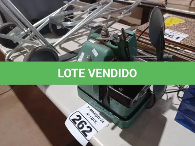 LOTE 262 - 01 MÁQUINA DE COSTURA SEM MOTOR. (NO ESTADO) ATENÇÃO! FAZER A VISITAÇÃO ANTES DE ARREMATAR, NÃO SABEMOS SE FUNCIONA. LEILÃO NÃO TEM GARANTIA E NEM DEVOLUÇÃO, SUJEITO A POSSÍVEIS AVARIAS VISÍVEIS/OCULTAS E/OU AUSÊNCIA DE COMPONENTES.