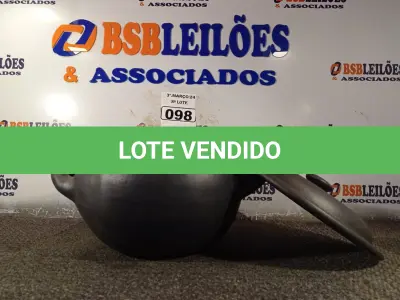 LOTE 098 - 01 PANELA DE BARRO. (NO ESTADO) ATENÇÃO! FAZER A VISITAÇÃO ANTES DE ARREMATAR, NÃO SABEMOS SE FUNCIONA. LEILÃO NÃO TEM GARANTIA E NEM DEVOLUÇÃO, SUJEITO A POSSÍVEIS AVARIAS VISÍVEIS/OCULTAS E/OU AUSÊNCIA DE COMPONENTES.
