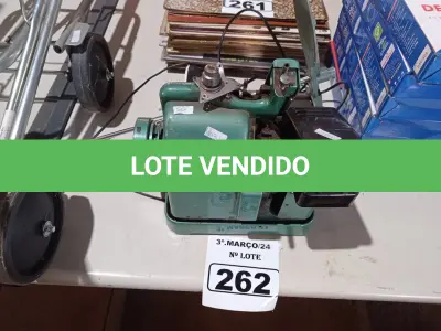 LOTE 262 - 01 MÁQUINA DE COSTURA SEM MOTOR. (NO ESTADO) ATENÇÃO! FAZER A VISITAÇÃO ANTES DE ARREMATAR, NÃO SABEMOS SE FUNCIONA. LEILÃO NÃO TEM GARANTIA E NEM DEVOLUÇÃO, SUJEITO A POSSÍVEIS AVARIAS VISÍVEIS/OCULTAS E/OU AUSÊNCIA DE COMPONENTES.