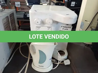 LOTE 228 - 01 PURIFICADOR DE ÁGUA E 01 CHALEIRA ELÉTRICA. (NO ESTADO) ATENÇÃO! FAZER A VISITAÇÃO ANTES DE ARREMATAR, NÃO SABEMOS SE FUNCIONA. LEILÃO NÃO TEM GARANTIA E NEM DEVOLUÇÃO, SUJEITO A POSSÍVEIS AVARIAS VISÍVEIS/OCULTAS E/OU AUSÊNCIA DE COMPONENTES.